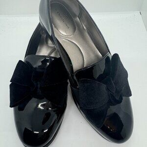 Bandolino Lindio Black Faux Patent Leather w/Velvet Bow Loafers NEW Size 8.5